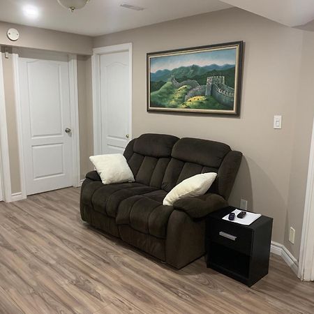 1 Room In A Cozy And Beautiful Basement Γκελφ Εξωτερικό φωτογραφία