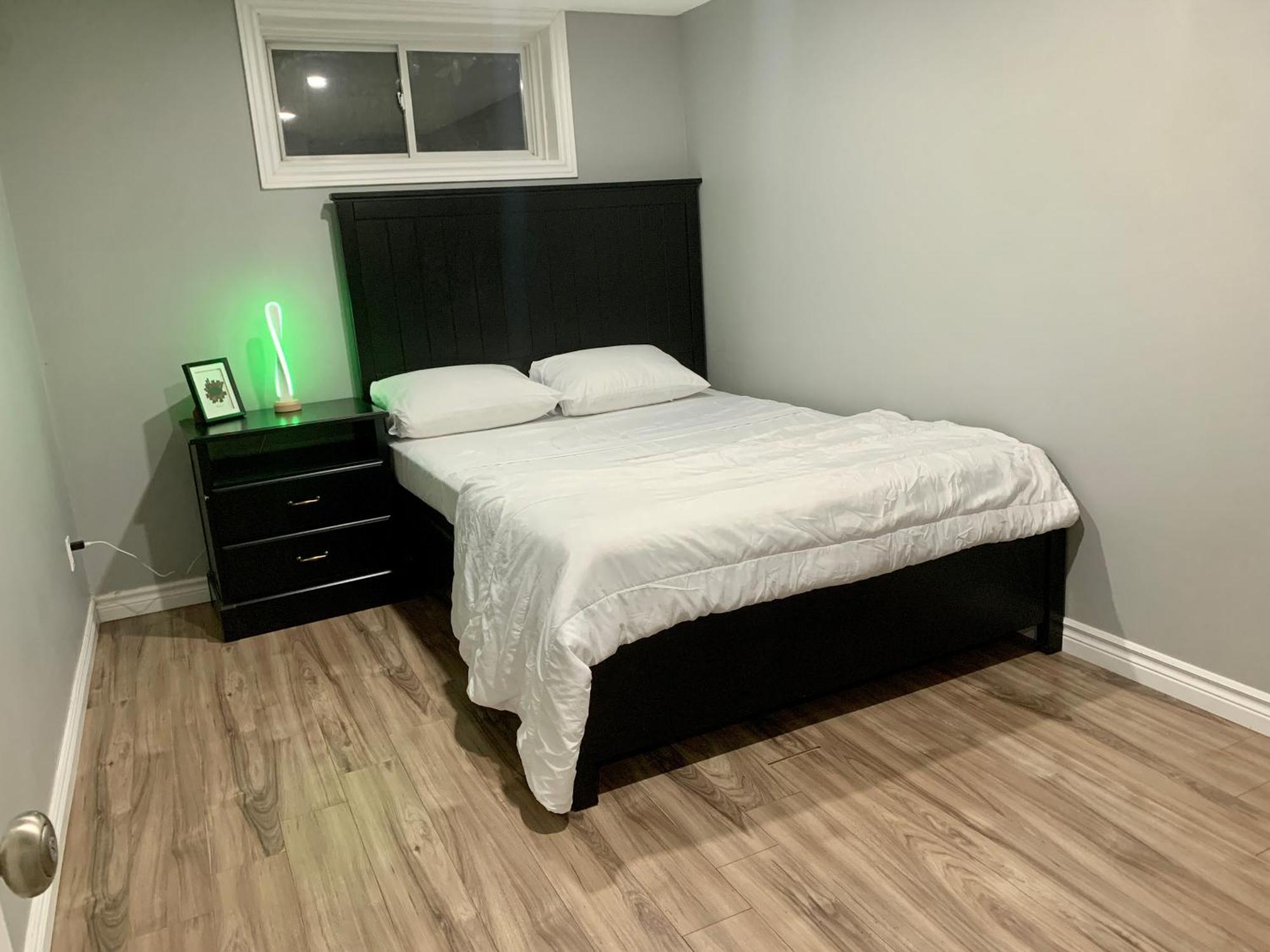 1 Room In A Cozy And Beautiful Basement Γκελφ Εξωτερικό φωτογραφία
