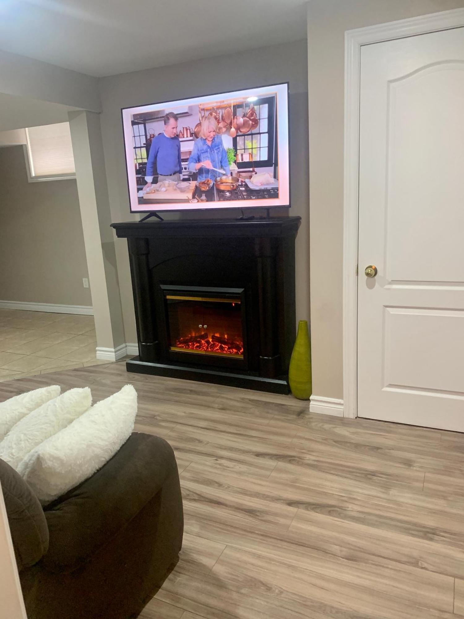 1 Room In A Cozy And Beautiful Basement Γκελφ Εξωτερικό φωτογραφία
