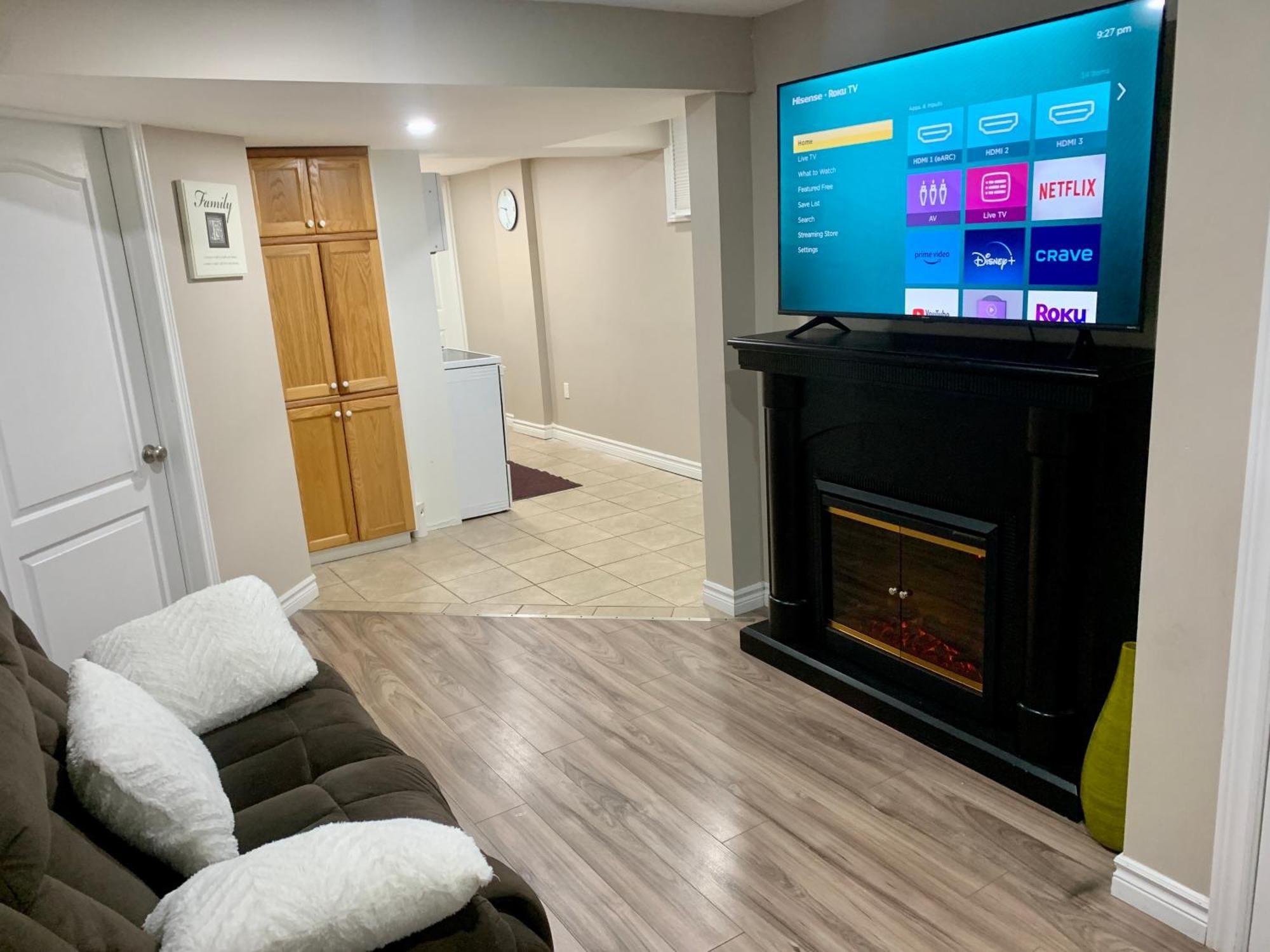 1 Room In A Cozy And Beautiful Basement Γκελφ Εξωτερικό φωτογραφία