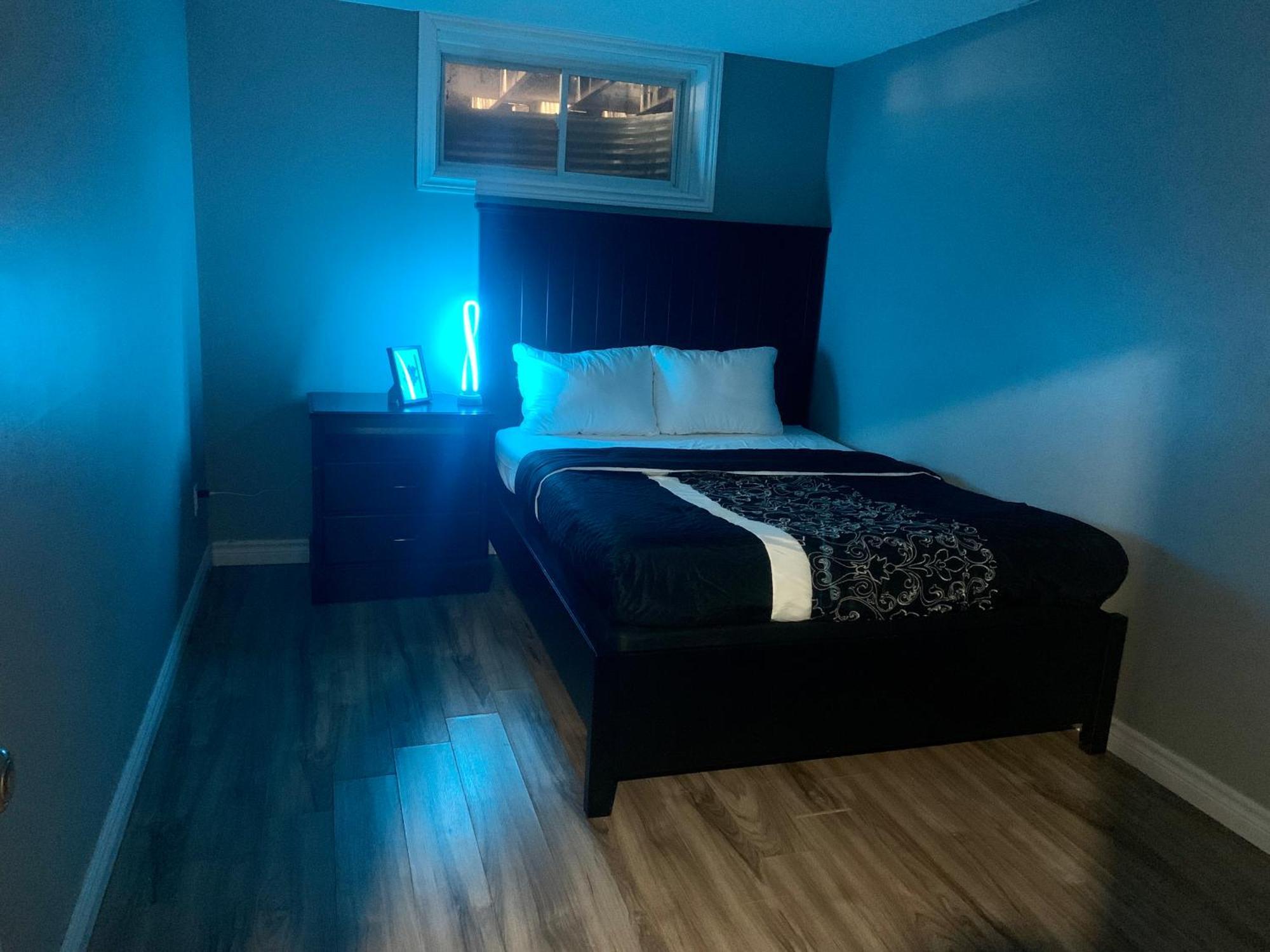 1 Room In A Cozy And Beautiful Basement Γκελφ Εξωτερικό φωτογραφία