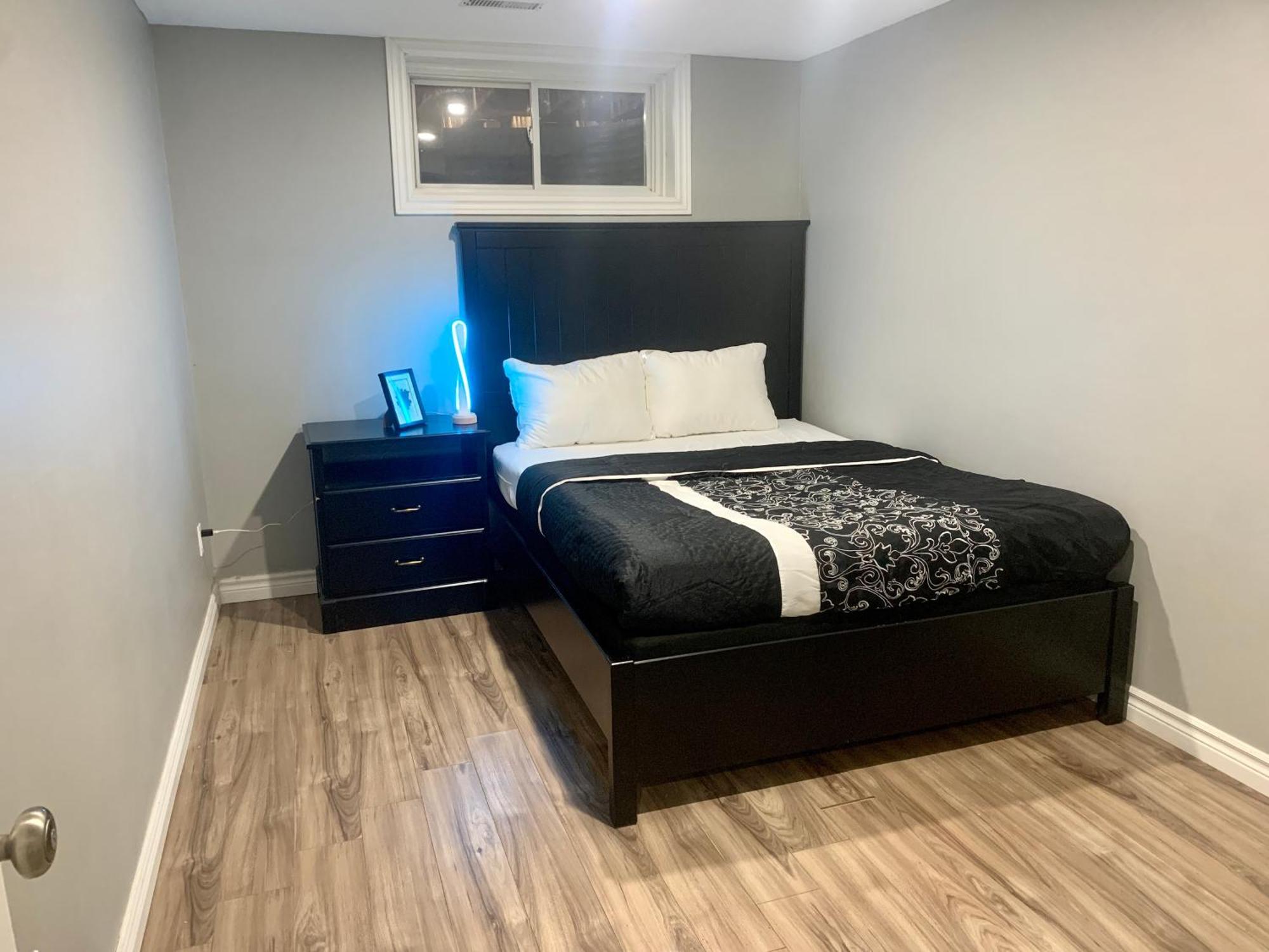 1 Room In A Cozy And Beautiful Basement Γκελφ Εξωτερικό φωτογραφία