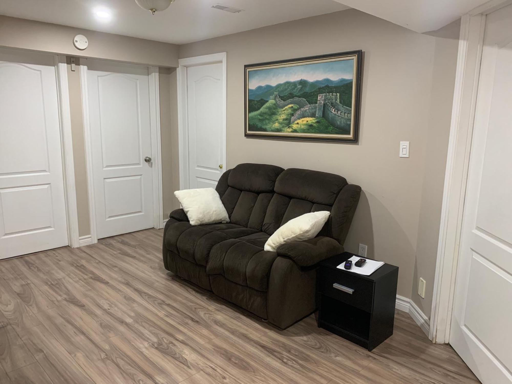 1 Room In A Cozy And Beautiful Basement Γκελφ Εξωτερικό φωτογραφία