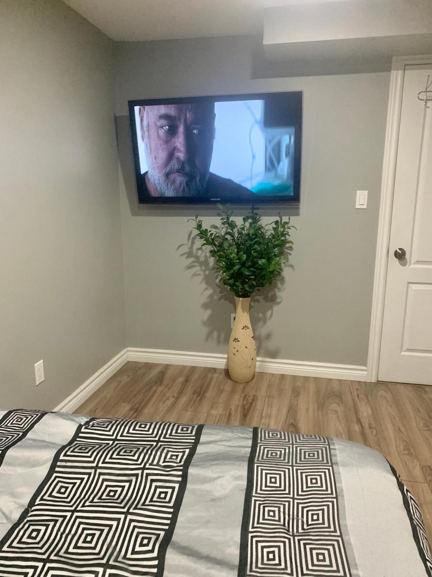 1 Room In A Cozy And Beautiful Basement Γκελφ Εξωτερικό φωτογραφία